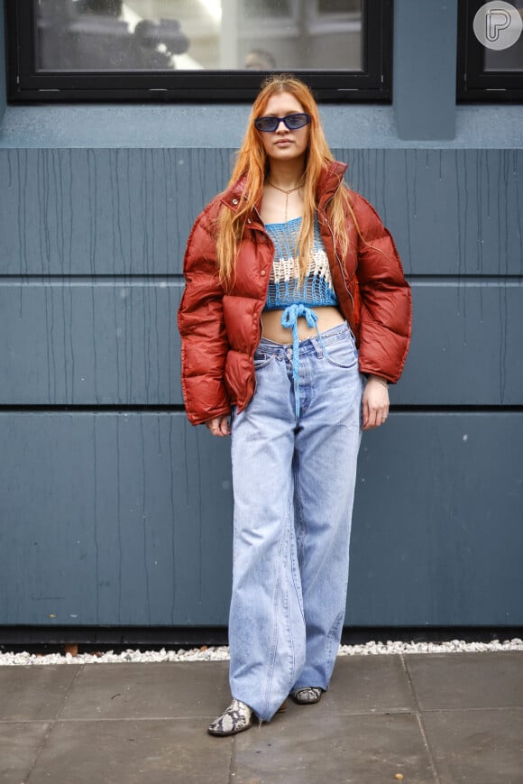 Calça jeans pantalona aparece em destaque na Semana de Moda de Copenhagen