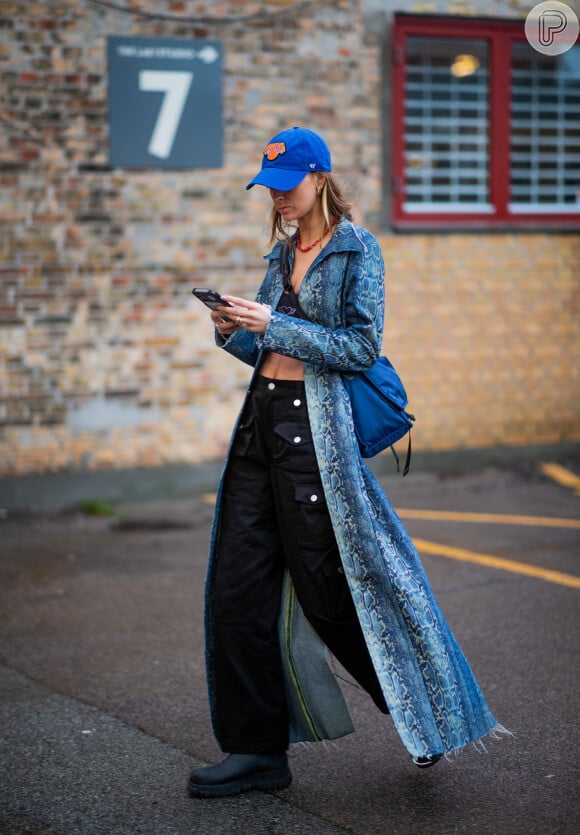 Calça cargo preta com detalhes em branco: a modelagem utilitária hitou na semana de moda de Copenhagen