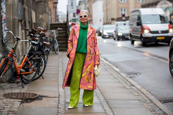 Calças mais soltas e em cores vibrantes se destacaram no street style de Copenhagen