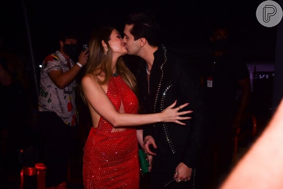Luan Santana ganhou beijo de Izabela Cunha na festa do álbum 'Luan City'