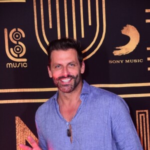 O ator Henri Castelli marcou presença na festa de Luan Santana