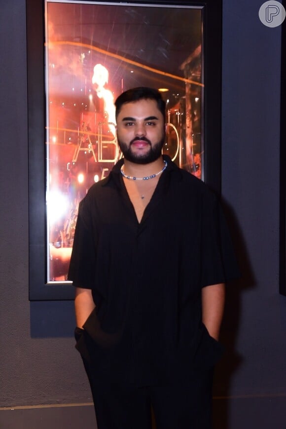 Lucas Guedez desfilou look all black na festa de Luan Santana