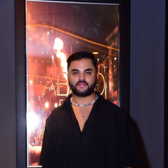 Lucas Guedez desfilou look all black na festa de Luan Santana