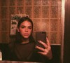 Bruna Marquezine fez foto pela primeira vez no bar de Nova York que costuma frequentar no ano de 2017, quando posou com uma blusa preta de tule