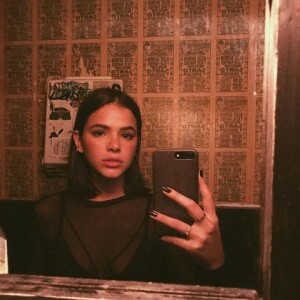 Bruna Marquezine fez foto pela primeira vez no bar de Nova York que costuma frequentar no ano de 2017, quando posou com uma blusa preta de tule