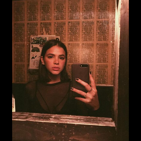 Bruna Marquezine fez foto pela primeira vez no bar de Nova York que costuma frequentar no ano de 2017, quando posou com uma blusa preta de tule