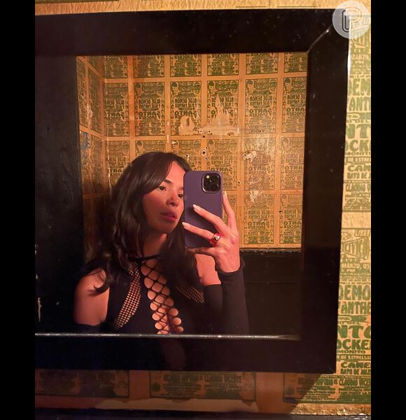 Bruna Marquezine quebrou o jejum de três anos longe do restaurante de Nova York e voltou a posar no banheiro do bar, dessa vez usando uma blusa cut out