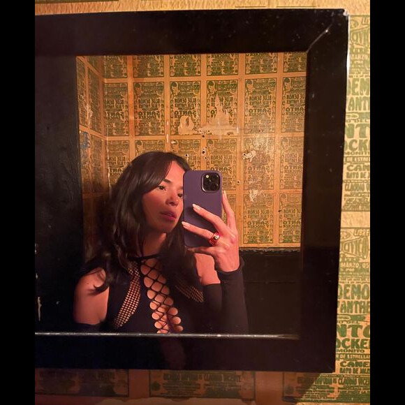 Bruna Marquezine quebrou o jejum de três anos longe do restaurante de Nova York e voltou a posar no banheiro do bar, dessa vez usando uma blusa cut out