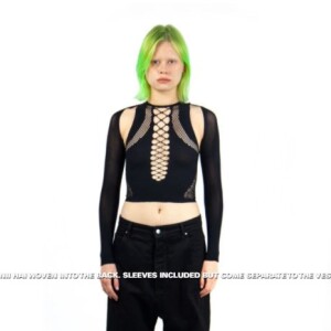 Bruna Marquezine usou blusa da moda ao posar para foto em banheiro. Modelo é de uma loja britânica e custa R$ 266,90 na conversão atual