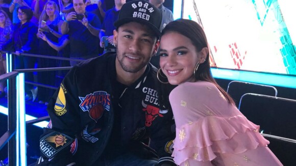 Bruna Marquezine aparece mais magra na foto de 2018, que foi tirada em setembro. Em outubro, ela anunciou o término definitivo do namoro com o jogador Neymar Jr.