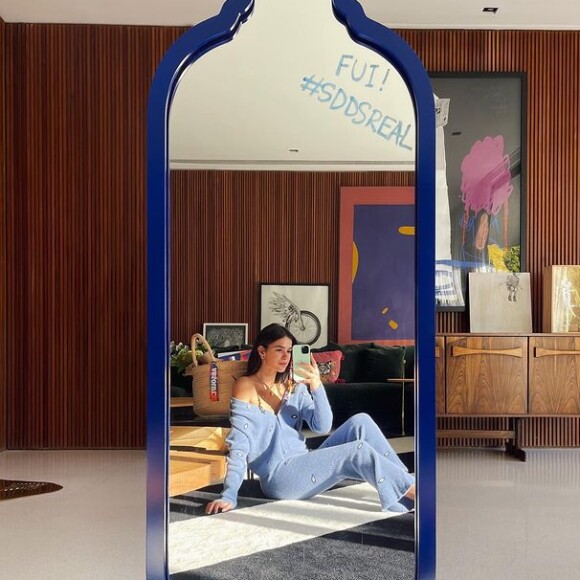 Bruna Marquezine tira fotos no espelho até quando está envolvida em campanhas publicitárias