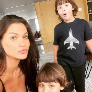 Os filhos de Andressa Suita com Gusttavo Lima se comportaram e não choraram na escola, de acordo com a modelo