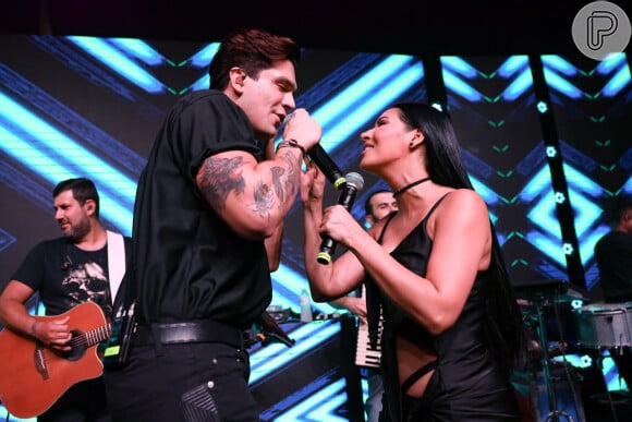 Simaria fez dueto com Luan Santana em festa: a cantora usou vestido com recortes na parte da frente