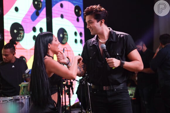 Simaria e Luan Santana cantaram em festa de aniversário: os artistas usavam looks da mesma cor