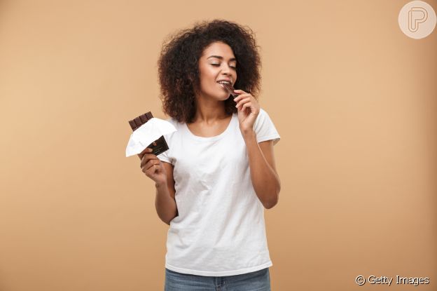 Priorizar alimentos mais saudáveis, como chocolate amargo, auxilia em dieta saudável