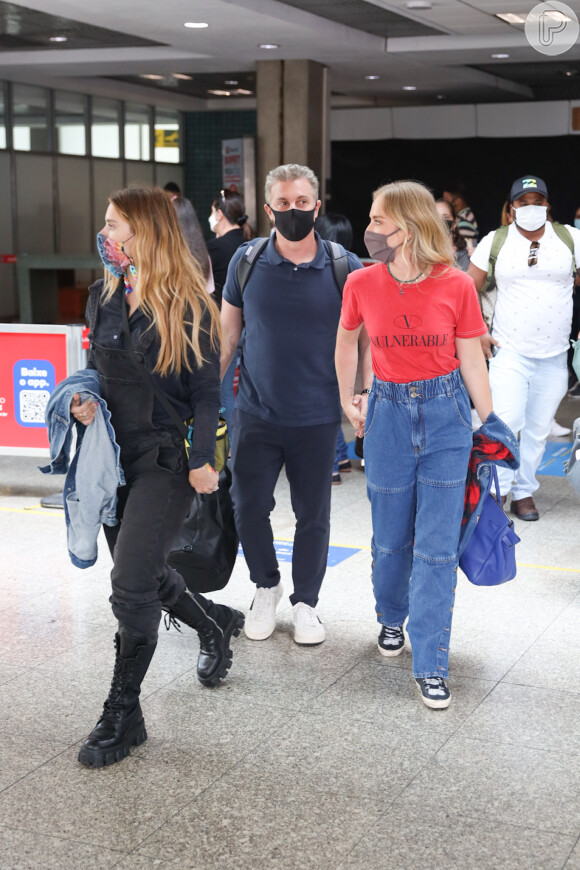 Angélica desembarcou em São Paulo acompanhada de Luciano Huck e Carolina Dieckmann