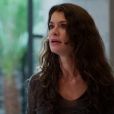 Bárbara (Alinne Moraes) se revolta ao ser presa por deixar a filha trancada em carro na novela 'Um Lugar ao Sol'
