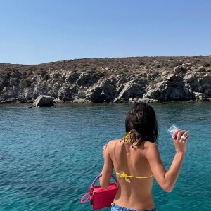 Bruna Marquezine também apareceu com uma calça jeans de cintura baixa na imagem em que chama a si mesma de gostosa