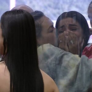 'BBB 22': Brunna Gonçalves chorou e ficou emocionada quando Larissa, da Casa de Vidro, falou sobre uma entrevista de Ludmilla