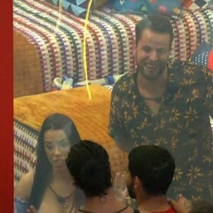 Participantes da Casa de Vidro do 'BBB 22', Larissa e Gustavo deram várias informações para os brothers