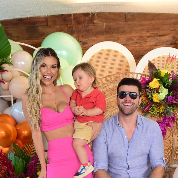 Flávia Viana e Marcelo Zangrandi levam o filho, Gabriel, ao Chá Revelação