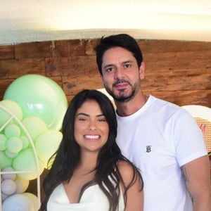 Munik posa com o namorado, Paulo Simão