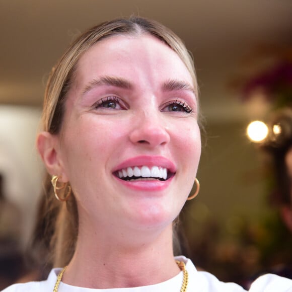 Aline Gotschalg se emociona em Chá Revelação