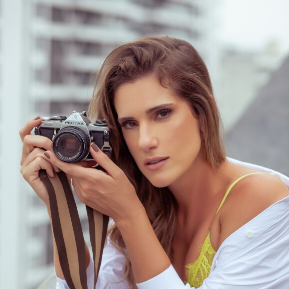Karina Dohme em foto de Márcio Farias com beleza de Isadora Souza e stylist de André de Moraes