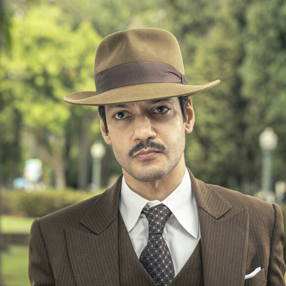 Davi (Rafael Vitti) revela ao advogado Artur (Patrick Sampaio) seu plano de fuga na novela 'Além da Ilusão'