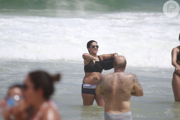 Thammy Miranda é flagrada na praia da Barra da Tijuca, no Rio