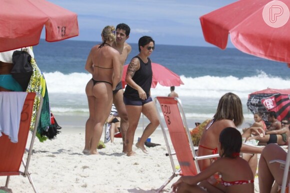 Thammy Miranda caminha na areia na praia da Barra, no Rio