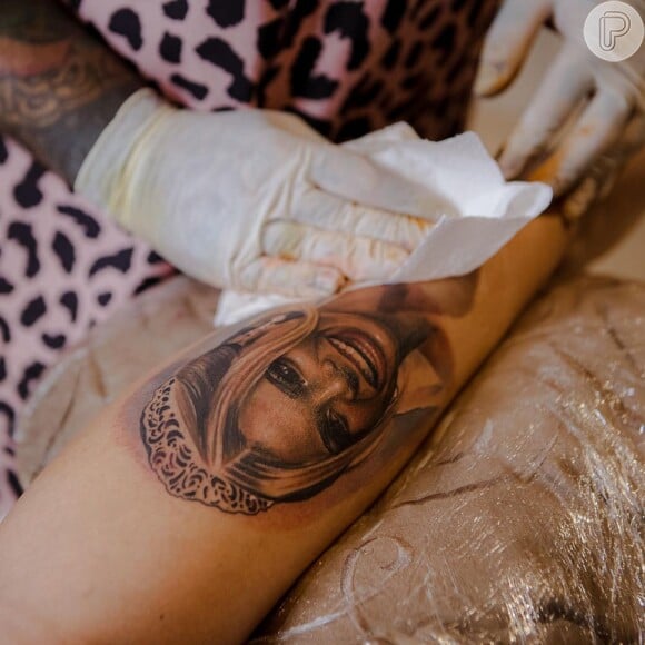 MC Guimê tatuou rosto da mulher, Lexa, na perna