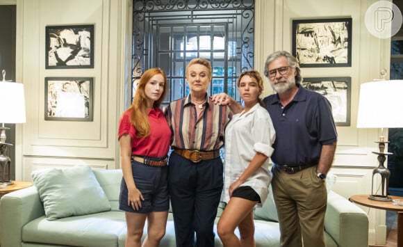 Madeleine (Bruna Linzmeyer) e a irmã, Irma (Malu Rodrigues), com os pais, Mariana (Selma Egrei) e Antero (Leopoldo Pacheco), na novela 'Pantanal'