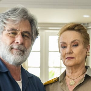 Mariana (Selma Egrei) e Antero (Leopoldo Pacheco) são pais de Madeleine (Bruna Linzmeyer) e Irma (Malu Rodrigues) na novela 'Pantanal'