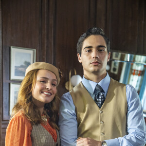 Clima entre Davi (Rafael Vitti) e Isadora (Larissa Manoela) é interrompido por Joaquim (Danilo Mesquita) na novela 'Além da Ilusão'