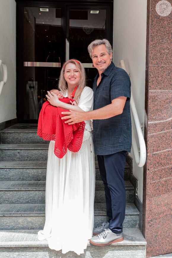 Edson Celulari e Karin Roepke foram fotografados enquanto saíam do hospital segurando a filha