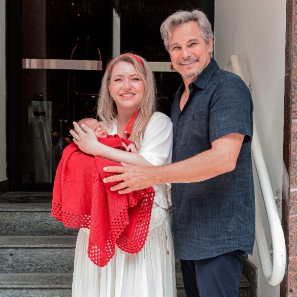 Edson Celulari e Karin Roepke foram fotografados enquanto saíam do hospital segurando a filha