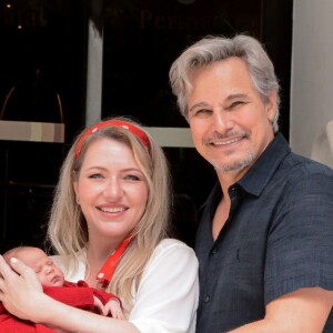 Edson Celulari e Karin Roepke anunciaram o nascimento da primeira filha do casal na web