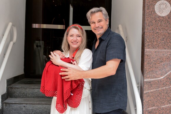 Edson Celulari e Karin Roepke anunciaram o nascimento da primeira filha do casal na web