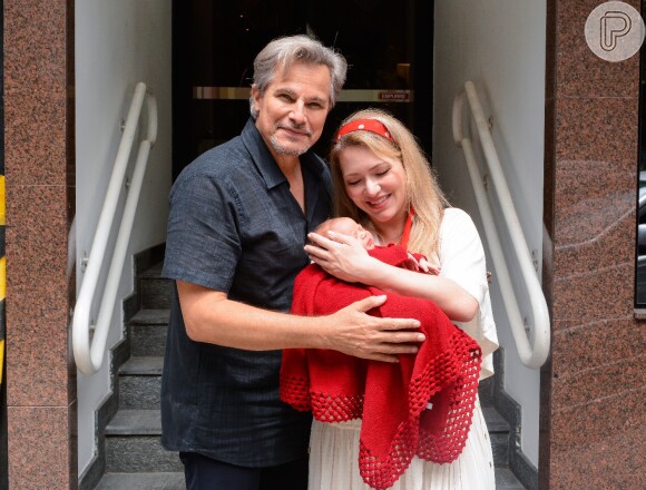 Edson Celulari e Karin Roepke deixam maternidade com a filha, Chiara