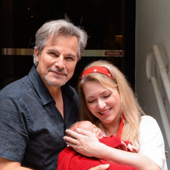 Edson Celulari e Karin Roepke deixam maternidade com a filha, Chiara