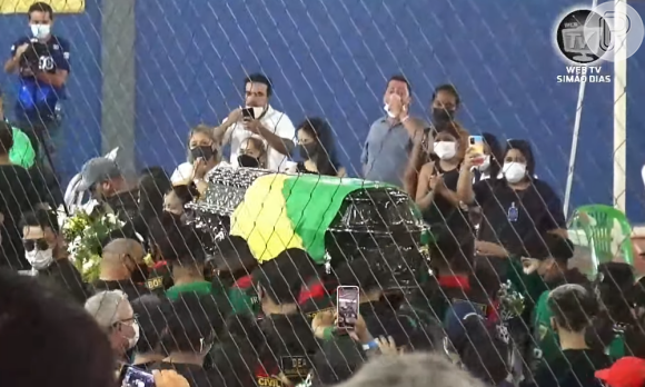 Caixão de Paulinha Abelha foi coberto com a bandeira do Sergipe