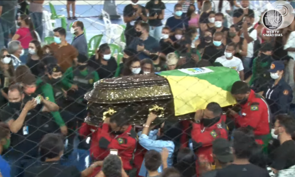 Silvânia Aquino, da Calcinha Preta, ajudou o Corpo de Bombeiros a carregar o caixão de Paulinha Abelha