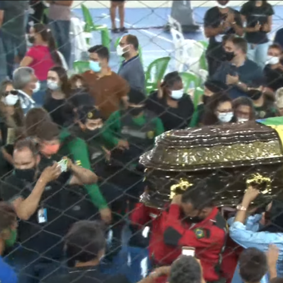 Silvânia Aquino, da Calcinha Preta, ajudou o Corpo de Bombeiros a carregar o caixão de Paulinha Abelha