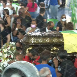 Silvânia Aquino, da Calcinha Preta, foi consolada por presentes ao levar o caixão de Paulinha Abelha