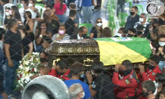 Silvânia Aquino, da Calcinha Preta, foi consolada por presentes ao levar o caixão de Paulinha Abelha