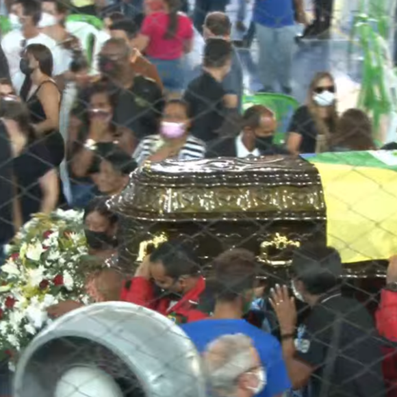 Silvânia Aquino, da Calcinha Preta, foi consolada por presentes ao levar o caixão de Paulinha Abelha