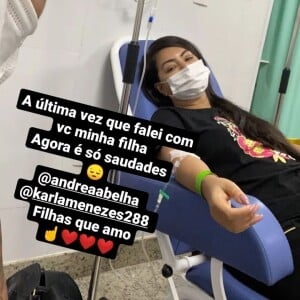 Paulinha Abelha aparece hospitalizada, deitada sob uma poltrona e tomando soro na veia em imagem compartilhada pela mãe, Josefa Menezes