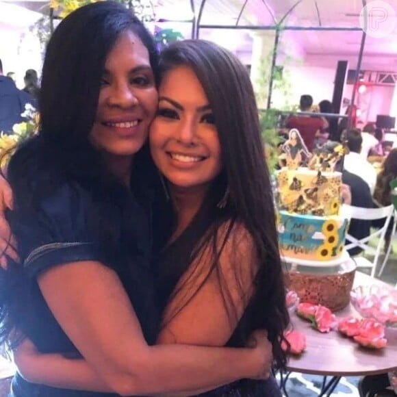Mãe de Paulinha Abelha resgata foto do último aniversário da cantora: 'Saudades eternas, minha filha'