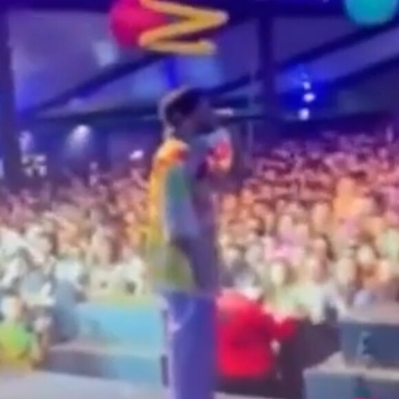 Zé Felipe mandou indireta para Rezende, ex de Virgínia Fonseca, durante show: 'Já vi muito homem nesse mundo falar assim: 'Você nunca vai achar alguém melhor que eu'. E hoje ela está com um muito melhor que ele'